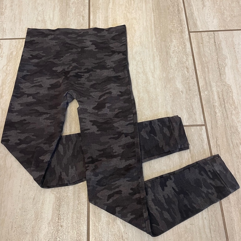 SPANX Ladies Camouflage Leggings - Black and Gray